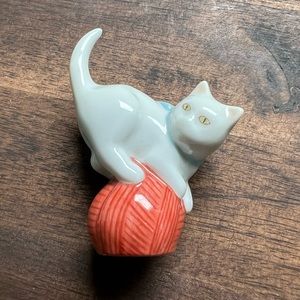 Herend cat on a ball of yarn